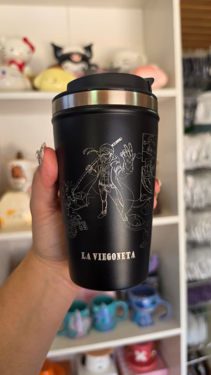 Vaso negro con ilustración personalizada grabada